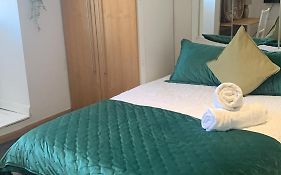 Wandsworth, South London Deluxe King Room 5